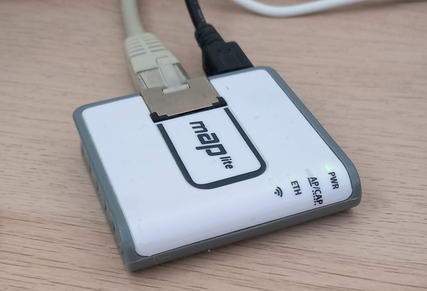 با اتصال اکسس پوینت میکروتیک mAP Lite به برق و اینترنت از طریق کابل شبکه می‌توان از طریق wiFi به آن وصل شد.